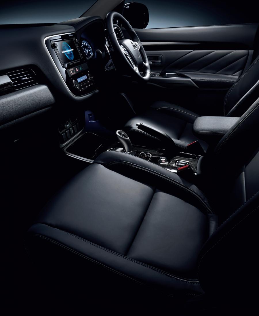 Интерьер Mitsubishi Outlander PHEV 2017 года  (JP) (фото 21 из 22)